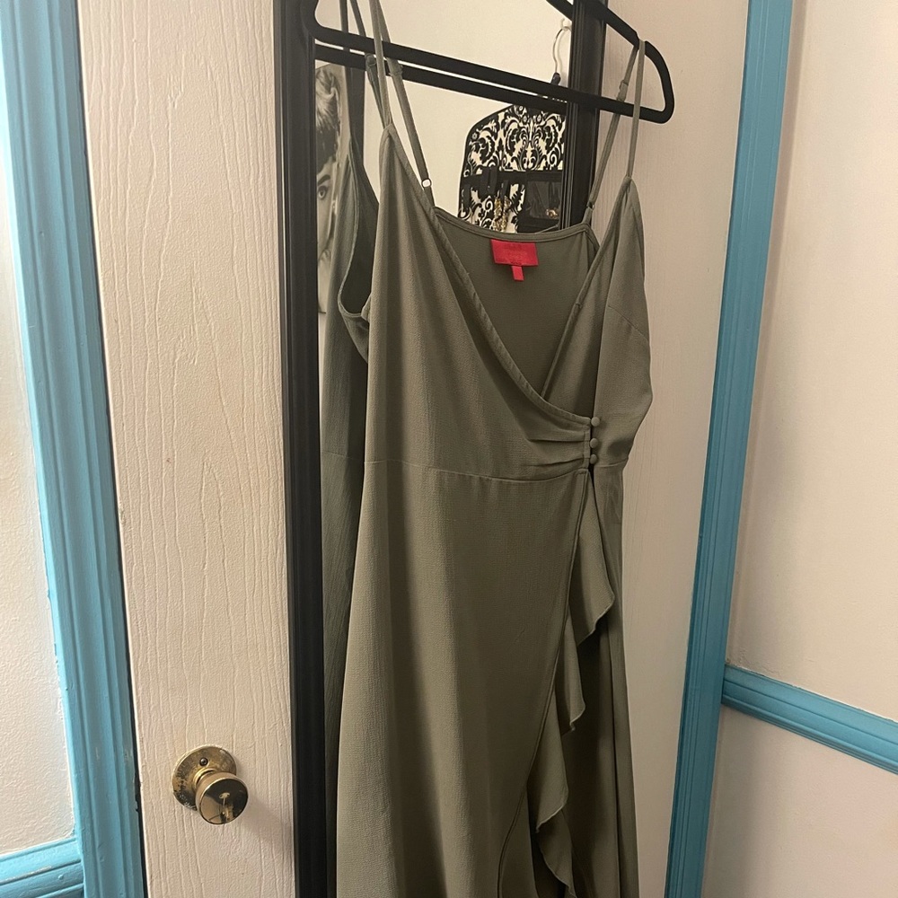 Size LARGE dress flowy & pretty bottom detail - Picture 5 of 5